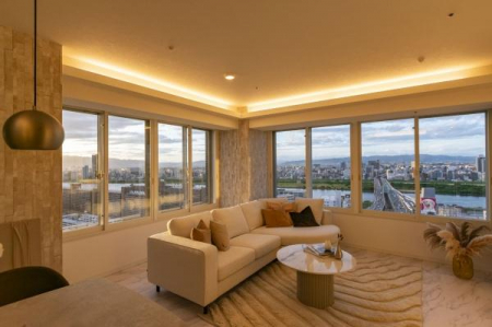 ���r���O�@������̌i�F�Ǝ����̏Ɩ����f�G�ł��B�����[��������������i�F�������\���������B