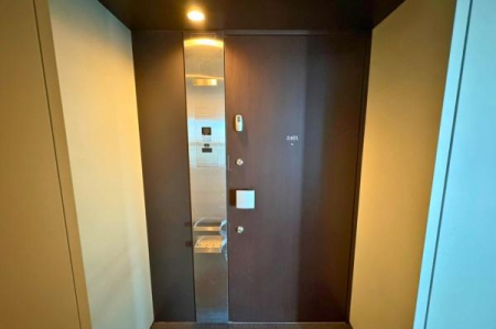 ���ց@���������̂���_�[�N�u���E���̔��ƃX�^�C���b�V���ȃX�������X�p�l���̃R���g���X�g�����������ւł��B�h�A���J����O���玺���̃O���[�h�̍�����\��������A�������ꂽ�G���g�����X�ł��B