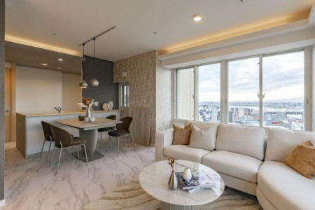 ���r���O�@�f���}�[�N�X�^�C���ɍ��������A���_���Ȑ����I�J�E���^�[��BoConcept��Round�t�����[�x�[�X�AOval�t�����[�x�[�X�A�\�t�@�ɂ�5��ނ̃N�b�V�������Z�b�e�B���O���Ă��܂��B