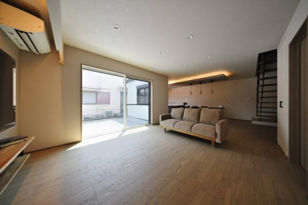 ���̑��@�y�{�H��z��̗΂��C���e���A�̈ꕔ�ɁB�l�G�̈ڂ낢����������A�s�N�`���[�E�B���h�E�̂���LDK�B