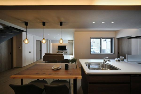 ���̑��@�u������������A�S�������B�㎿�ȃO���[�Ɩؖڂ��D��Ȃ��A��l�̓@��B�v
��炵���A�[�g�ɂ���B�y���_���g���C�g������A���_���E�_�C�j���O�B�v